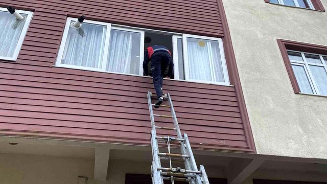 Ekiplerden yardım isteyen yaşlı adam, telefonla çağırdıkları yakınının cevabını duyunca hüngür hüngür ağladı Ekiplerden yardım isteyen yaşlı adam, telefonla çağırdıkları yakınının cevabını duyunca hüngür hüngür ağladı