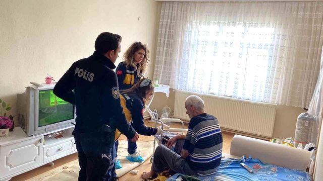 Ekiplerden yardım isteyen yaşlı adam, telefonla çağırdıkları yakınının cevabını duyunca hüngür hüngür ağladı Ekiplerden yardım isteyen yaşlı adam, telefonla çağırdıkları yakınının cevabını duyunca hüngür hüngür ağladı