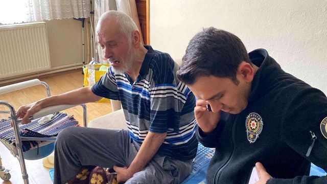 Ekiplerden yardım isteyen yaşlı adam, telefonla çağırdıkları yakınının cevabını duyunca hüngür hüngür ağladı Ekiplerden yardım isteyen yaşlı adam, telefonla çağırdıkları yakınının cevabını duyunca hüngür hüngür ağladı