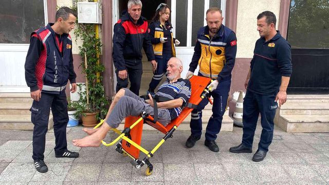 Ekiplerden yardım isteyen yaşlı adam, telefonla çağırdıkları yakınının cevabını duyunca hüngür hüngür ağladı Ekiplerden yardım isteyen yaşlı adam, telefonla çağırdıkları yakınının cevabını duyunca hüngür hüngür ağladı