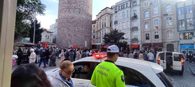 Galata Kulesi'nde korkunç olay: Yabancı uyruklu şahıs metrelerce yüksekten atlayıp intihar etti Galata Kulesi'nde korkunç olay: Yabancı uyruklu şahıs metrelerce yüksekten atlayıp intihar etti