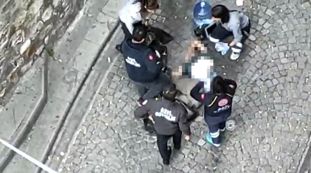 Galata Kulesi'nde korkunç olay: Yabancı uyruklu şahıs metrelerce yüksekten atlayıp intihar etti Galata Kulesi'nde korkunç olay: Yabancı uyruklu şahıs metrelerce yüksekten atlayıp intihar etti