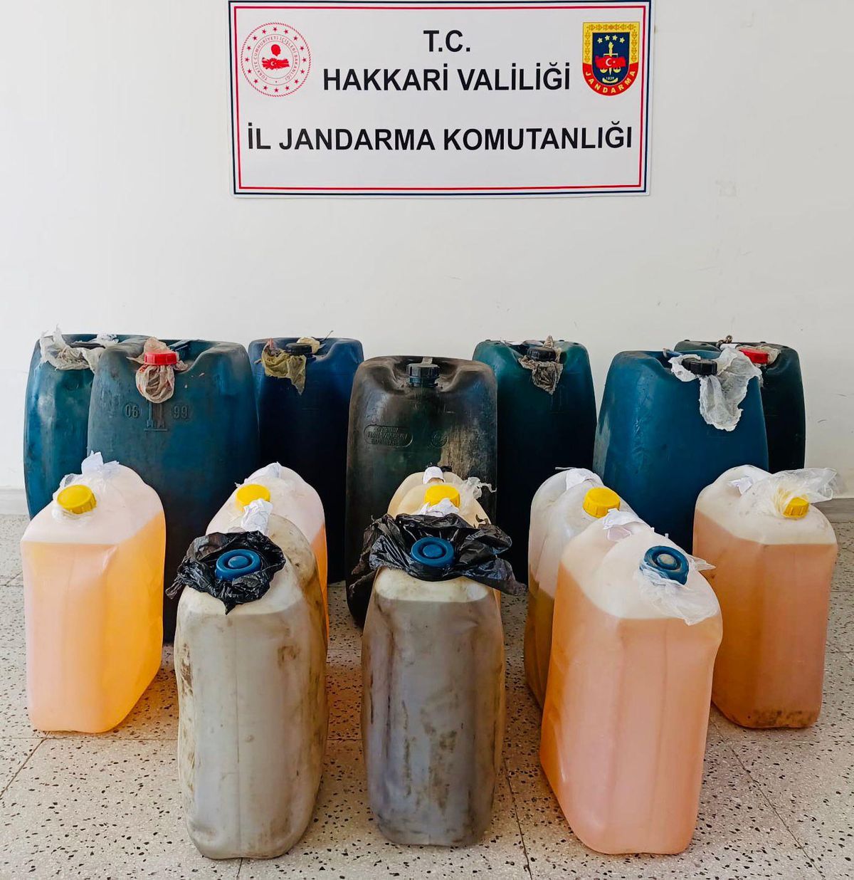 Hakkari haberleri... Hakkari\'de 400 litre kaçak akaryakıt ele geçirildi