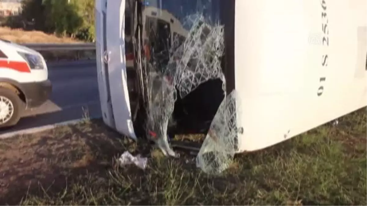 İşçi servisinin devrilmesi sonucu 15 kişi yaralandı