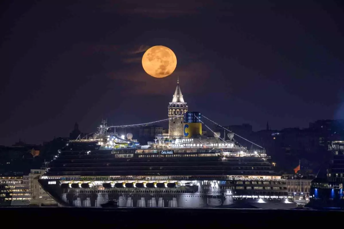 İstanbul\'da dolunay manzarası mest etti