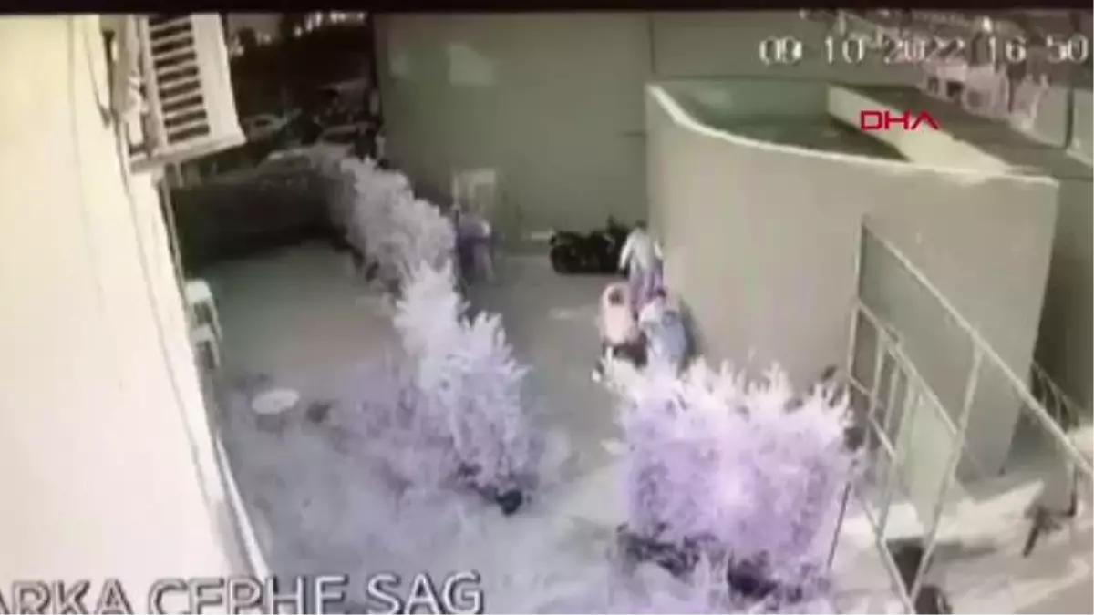 İSTANBUL\'DA TARAFTAR OTOBÜSÜNE SİLAHLI SALDIRI