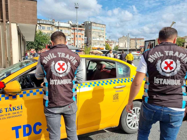 Yolcu seçen taksici ceza kesilince basın mensuplarına küfretti Yolcu seçen taksici ceza kesilince basın mensuplarına küfretti