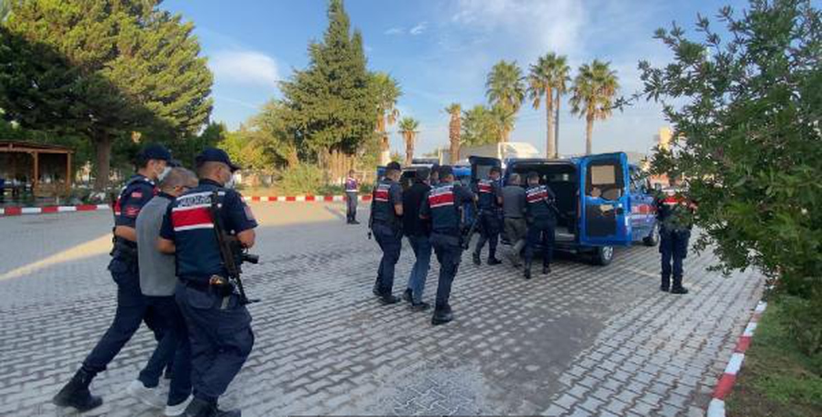 Son Dakika | İzmir\'de 86 kaçak göçmen yakalandı; 5 organizatöre gözaltı