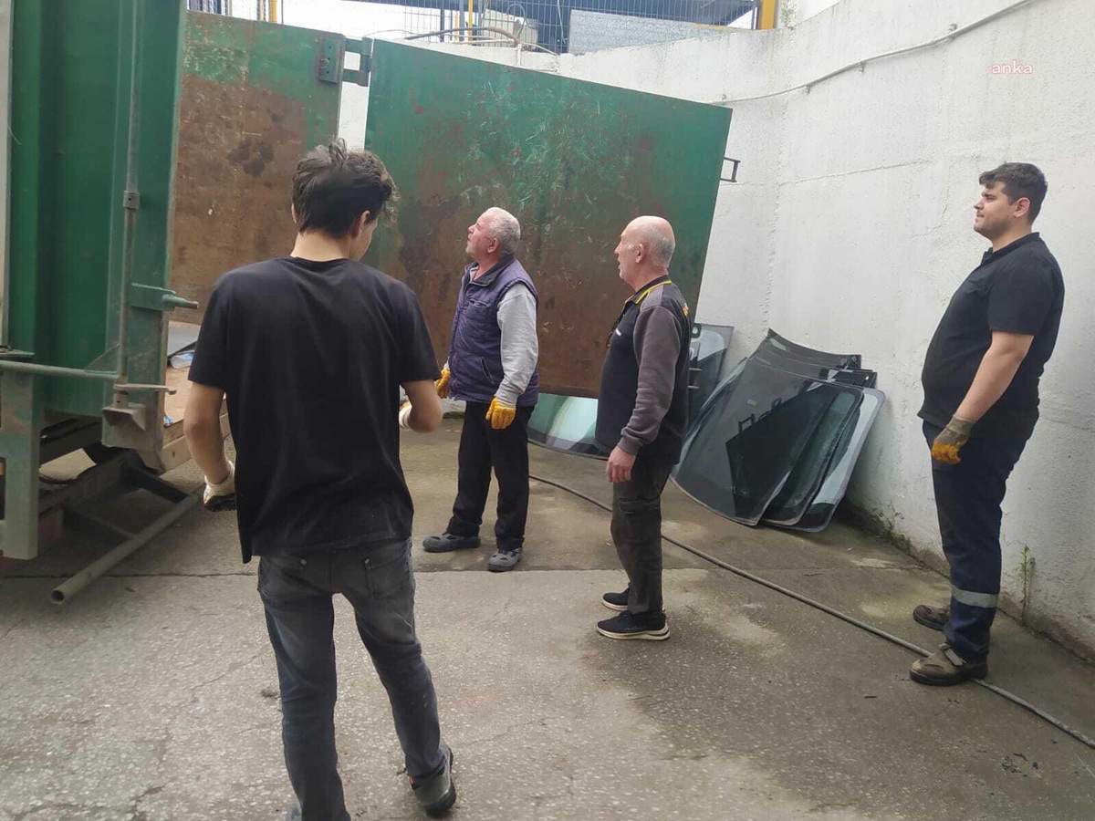 İzmit Belediyesi Her Ay 30 Ton Cam Atığı Geri Dönüşüme Kazandırıyor