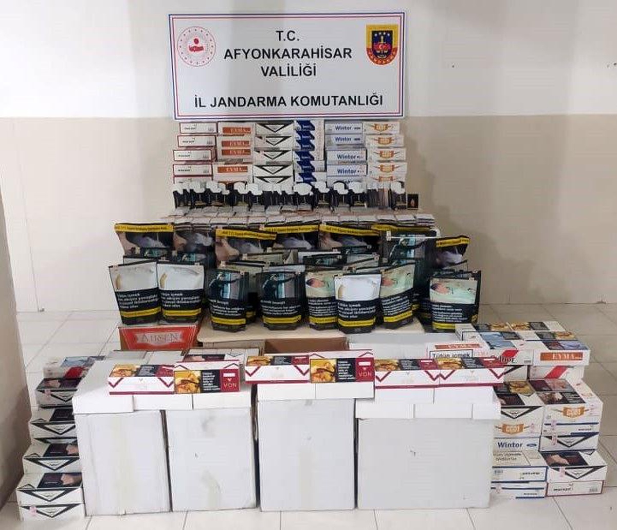 Son dakika haberi... Kaçak sigara ve makaron operasyonunda 2 kişi gözaltına alındı