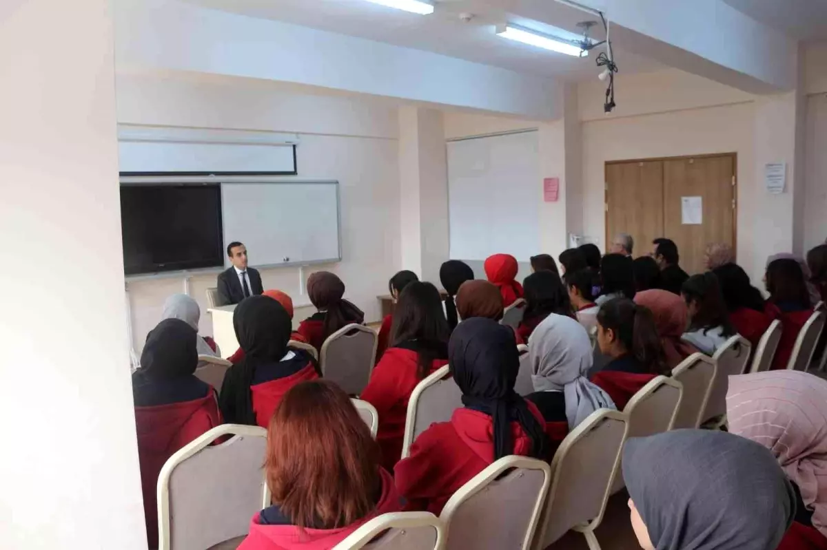 Kaymakam Okumuş, lise öğrencilerine mesleğini tanıttı