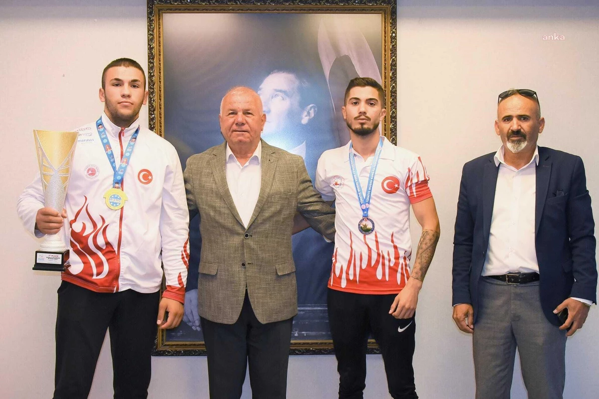 İzmir haberleri... Kemalpaşa Belediye Başkanı Karakayalı, Şampiyon Sporcuları Ağırladı