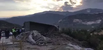 Odun yüklü tırın otomobilin üzerine devrilmesi sonucu 2 kişi yaralandı