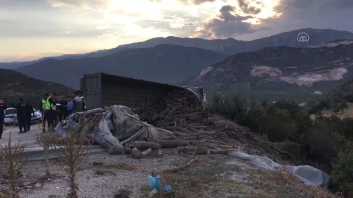 Odun yüklü tırın otomobilin üzerine devrilmesi sonucu 2 kişi yaralandı