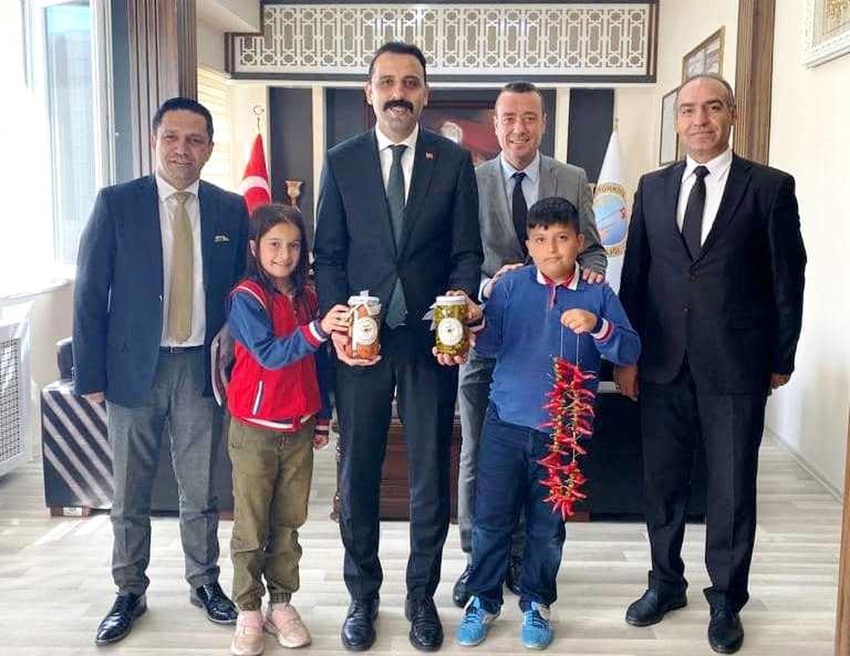 Öğrenciler Kaymakam Bozoğlan\'a kendi yaptıkları turşuları takdim ettiler