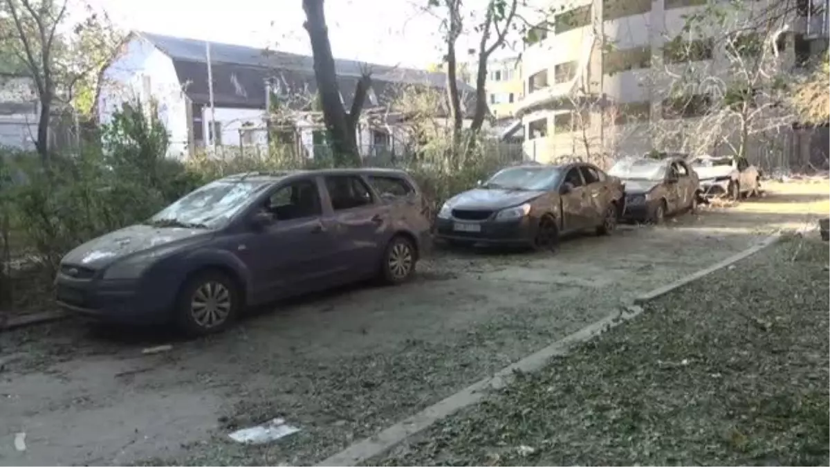 Rus güçlerinin Ukrayna'nın başkenti Kiev'e saldırısı - Füzenin düştüğü bölgeler harabeye döndü