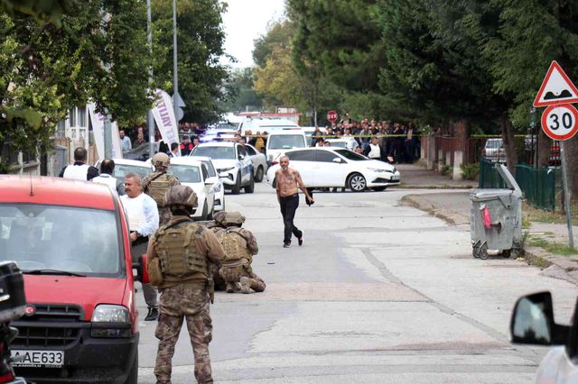 Şehrin göbeğinde yarı çıplak pompalı tüfekli dehşet yaşattı! Özel harekat polisleri devreye girdi