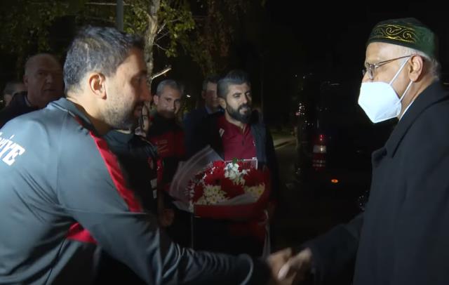 Sessiz sedasız Ankara'ya gelen dünya şampiyonu Ampute Futbol Milli Takımı'nı Bangladeş Büyükelçisi karşıladı Sessiz sedasız Ankara'ya gelen dünya şampiyonu Ampute Futbol Milli Takımı'nı Bangladeş Büyükelçisi karşıladı
