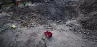 Son dakika haberi... Ukraynalılar Taras Şevçenko Parkı'ndaki saldırı bölgesine çiçek bıraktı