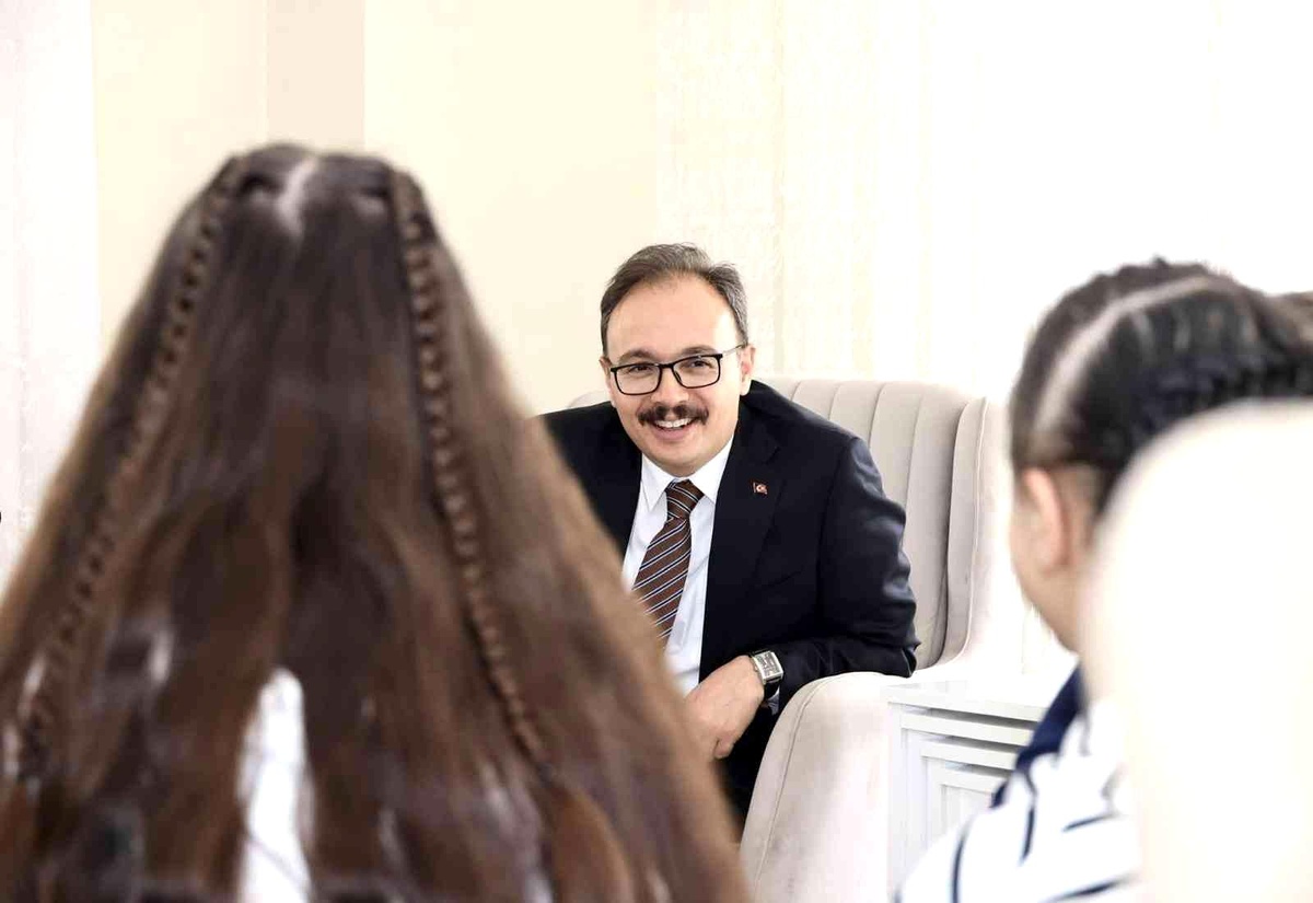 Vali Kızılkaya, kız çocuklarıyla bir araya geldi