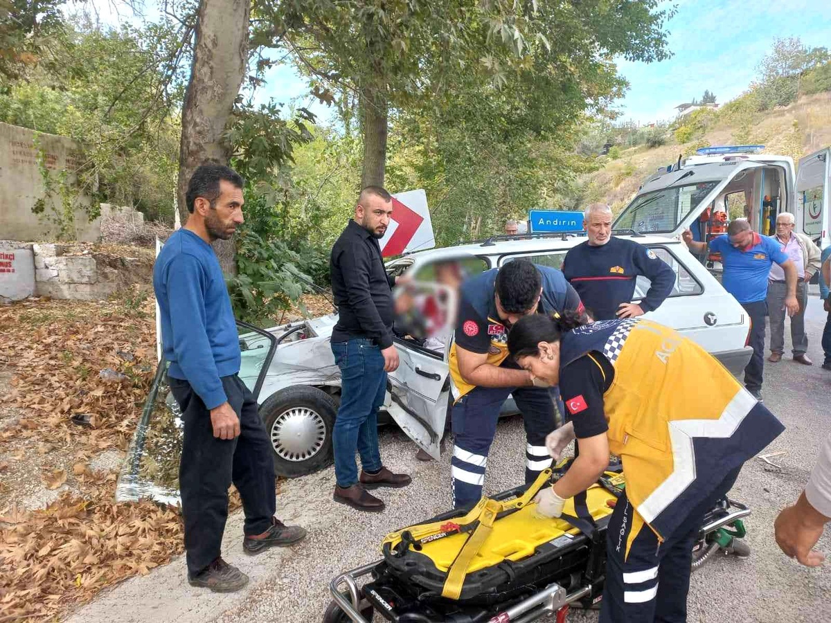 Son dakika haberi... Yolcu minibüsü ile otomobil çarpıştı: 2 yaralı
