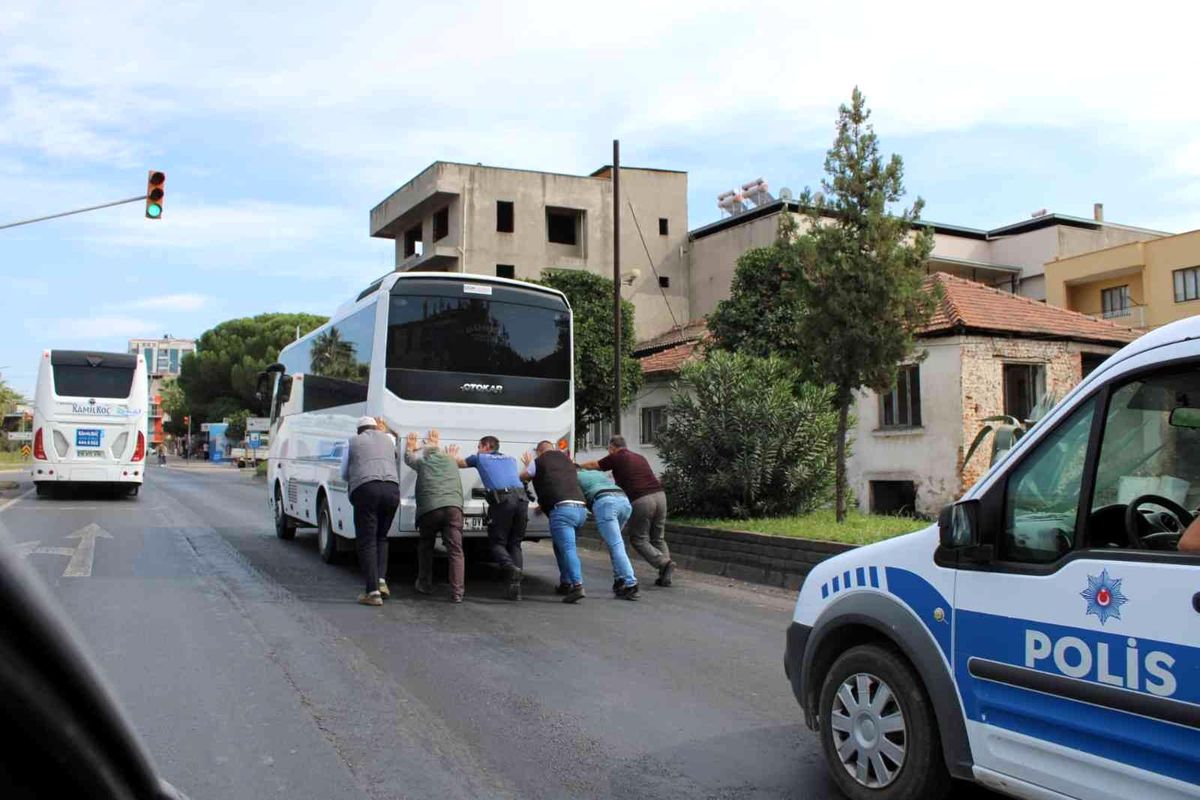 Son dakika 3. sayfa: Yolda kalan otobüsün imdadına polis ekipleri yetişti