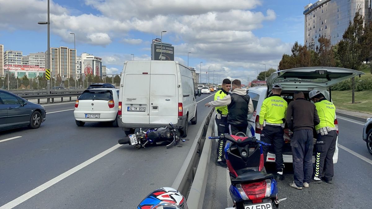 Zeytinburnu\'nda duran minibüse çarpan motosikletteki 2 kişi yaralandı