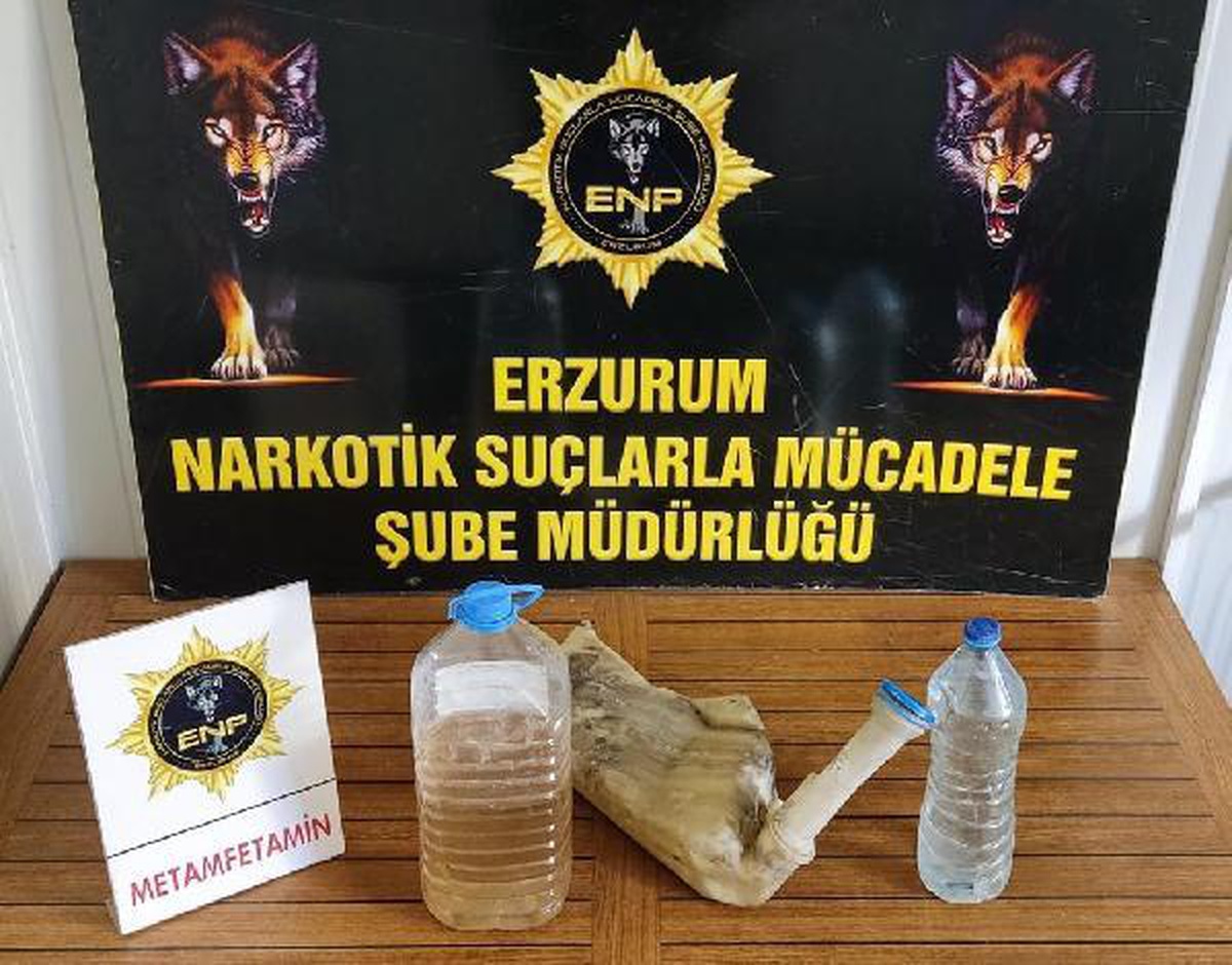5 kilo metamfetamini aracın silecek suyu haznesine gizlemişler