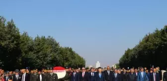 Ankara gündem haberleri... Vali Şahin, Ankara'nın başkent oluşunun 99. yılı dolayısıyla Anıtkabir'i ziyaret etti