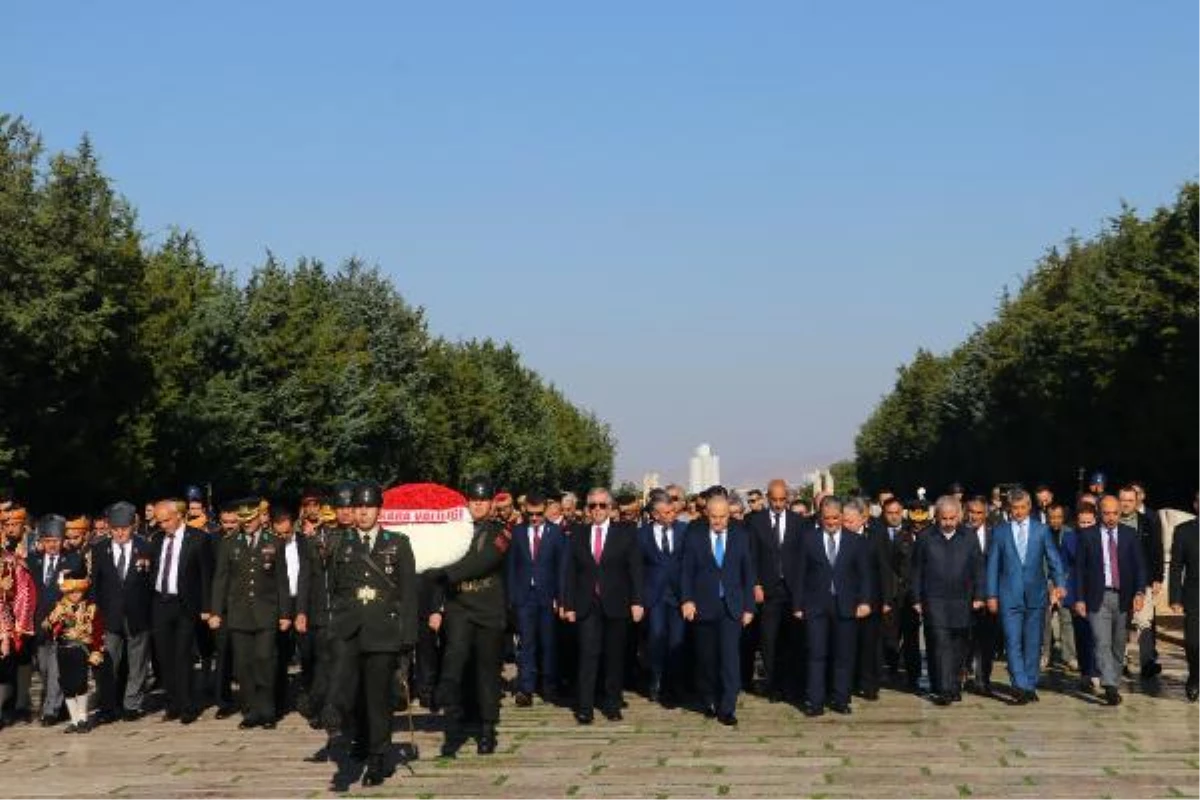 Ankara gündem haberleri... Vali Şahin, Ankara\'nın başkent oluşunun 99. yılı dolayısıyla Anıtkabir\'i ziyaret etti