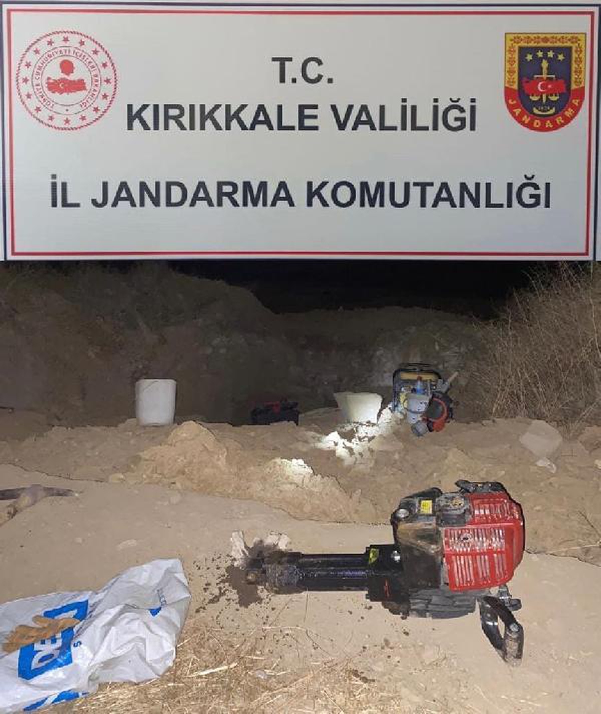 Antik dönem yerleşim alanında define kazısı yaparken yakalandı