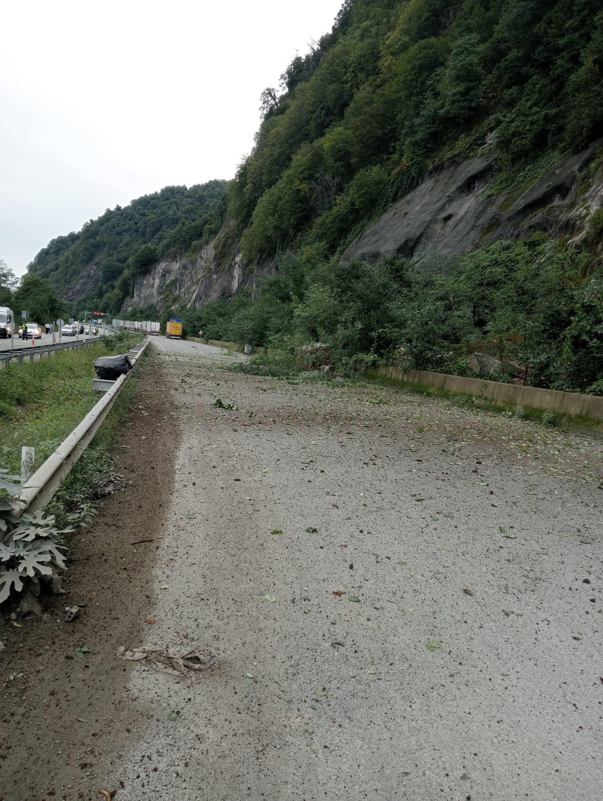 Artvin haber... Artvin\'de kara yolundaki heyelan anı güvenlik kamerasına yansıdı