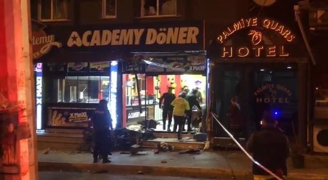 Ataşehir'de kamyonet dükkana daldı! Kaldırımda bekleyen yaşamını yitirdi Ataşehir'de kamyonet dükkana daldı! Kaldırımda bekleyen yaşamını yitirdi
