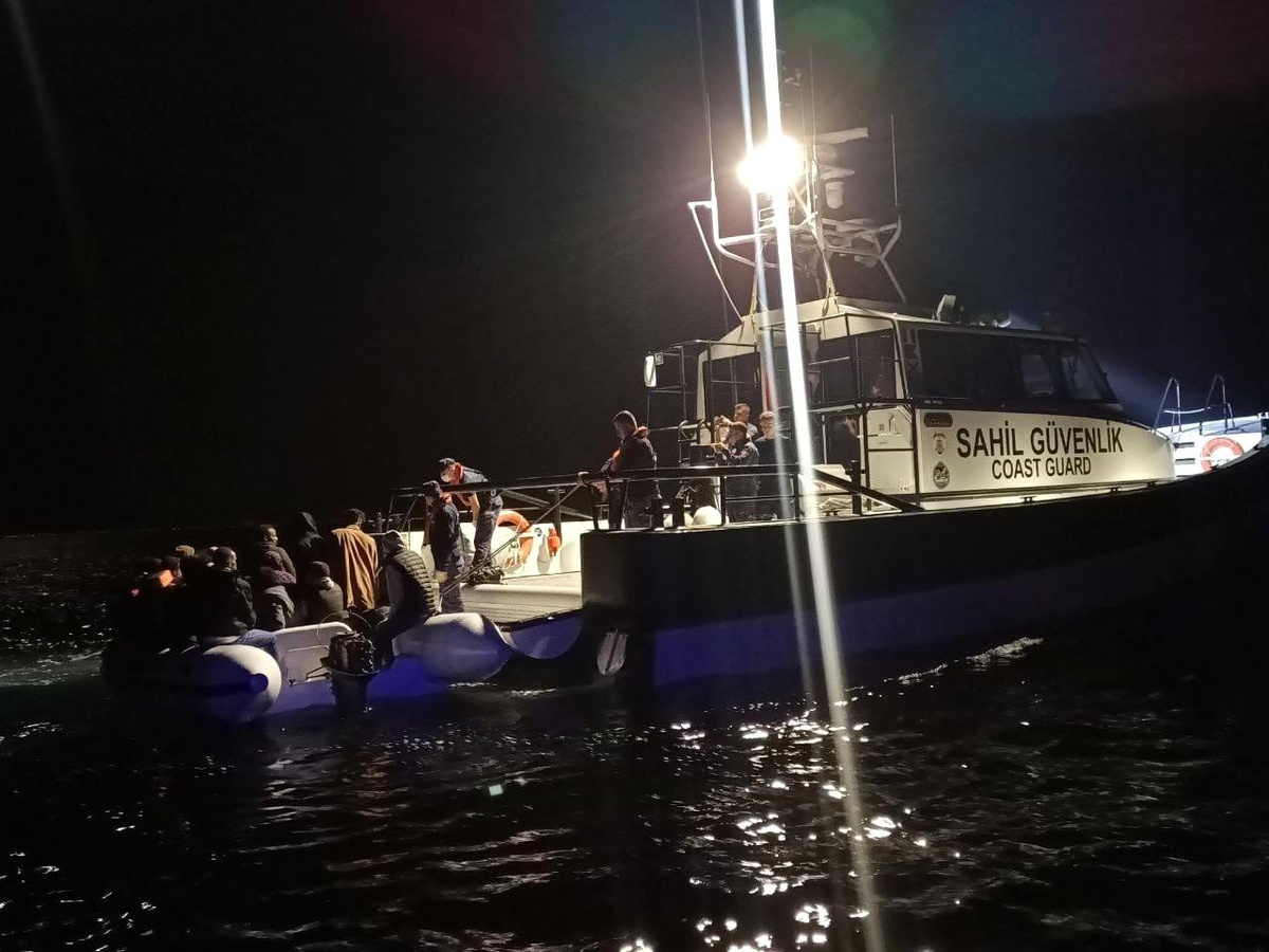 Balıkesir 3. sayfa haberi: Ayvalık açıklarında 25 düzensiz göçmen kurtarıldı