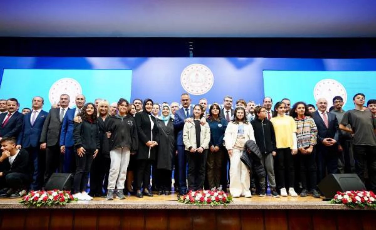 Bakan Özer: Okula gidemeyen kız çocuğu kalmamış