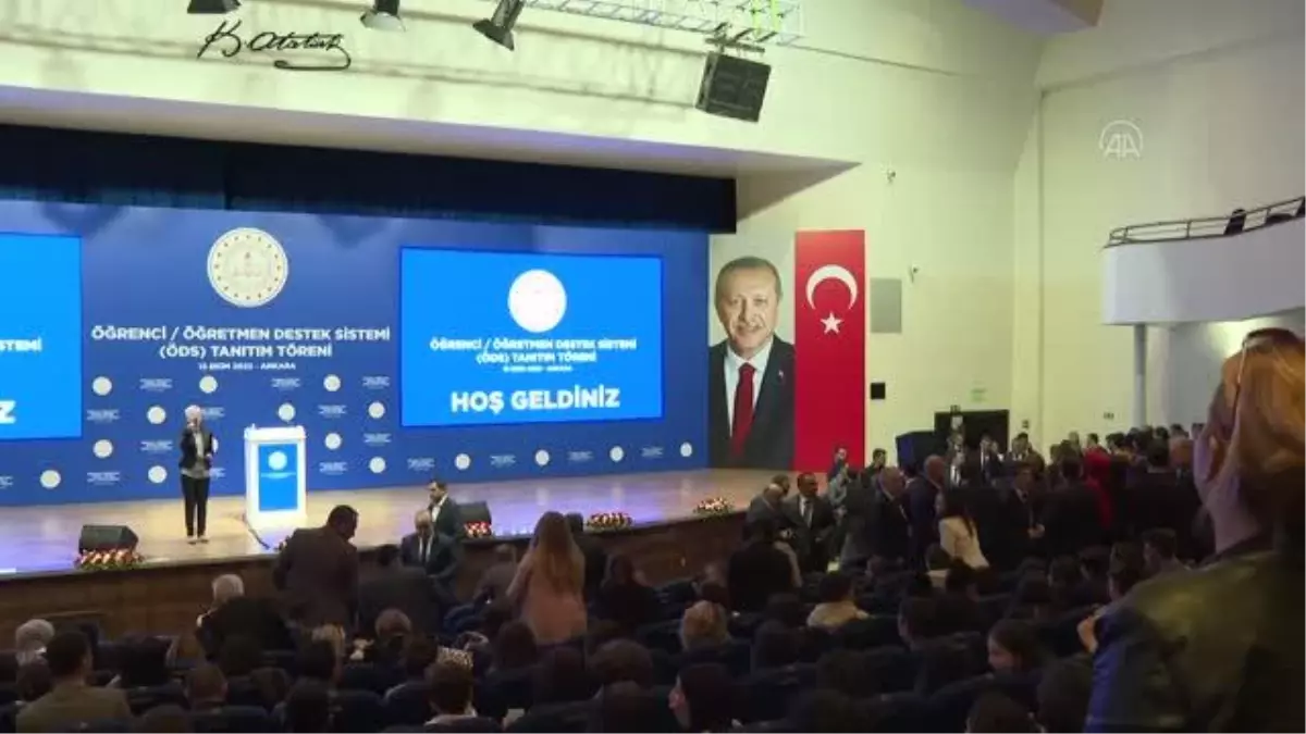 Bakan Özer: 'Bizimle öğretmenimizin arasına kimse girmesin, kimse siyasi malzeme yapmasın öğretmeni'