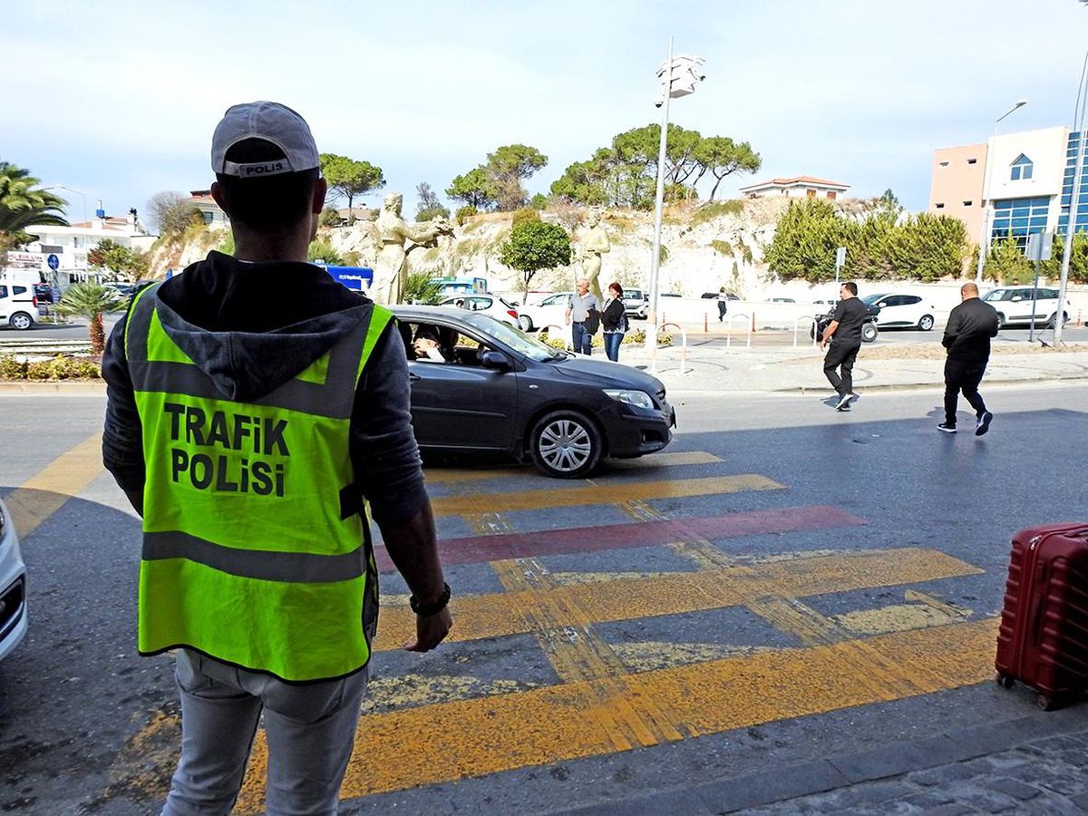 İzmir haber! Çeşme\'deki yaya önceliği denetlemesinde sürücülere ceza yağdı