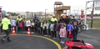 Çocuklar trafik kurallarını eğitim parkında uygulayarak öğreniyor