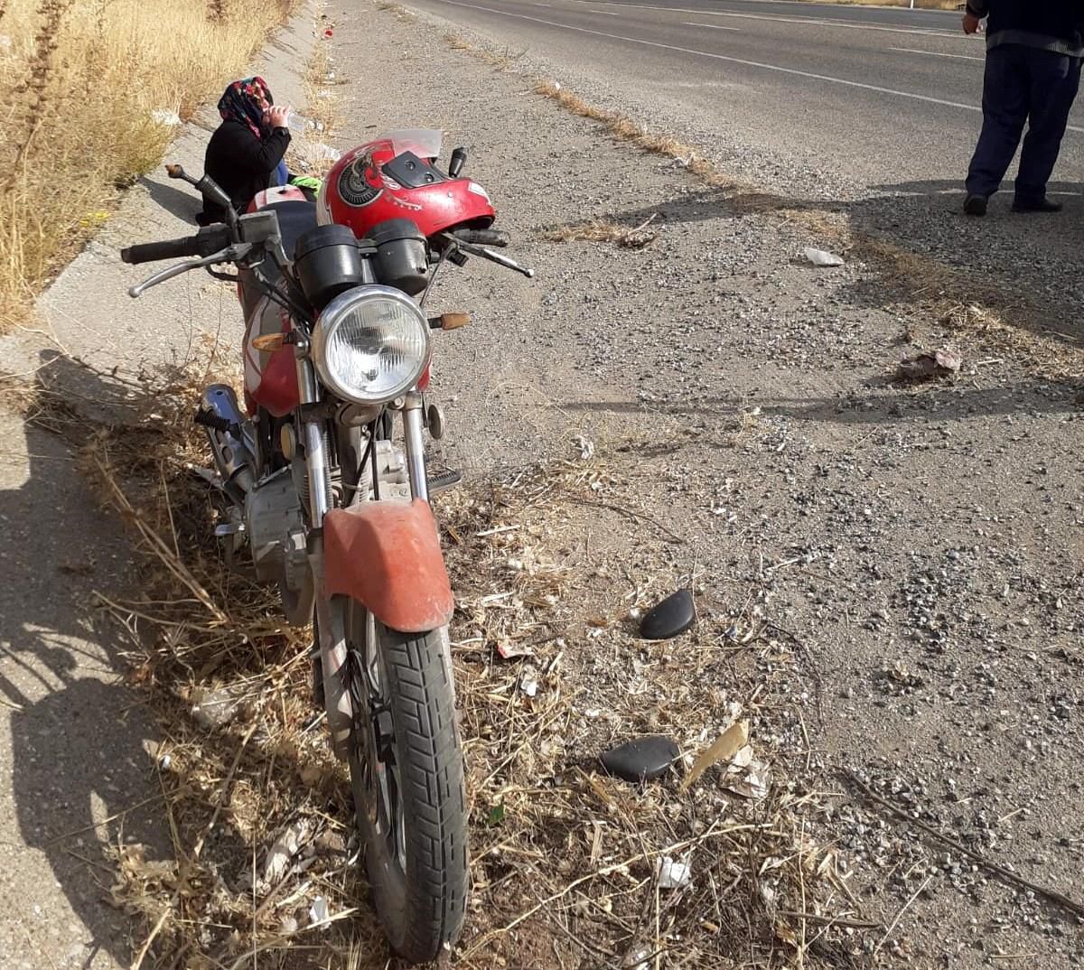 Devrilen motosikletteki yolcu yaralandı