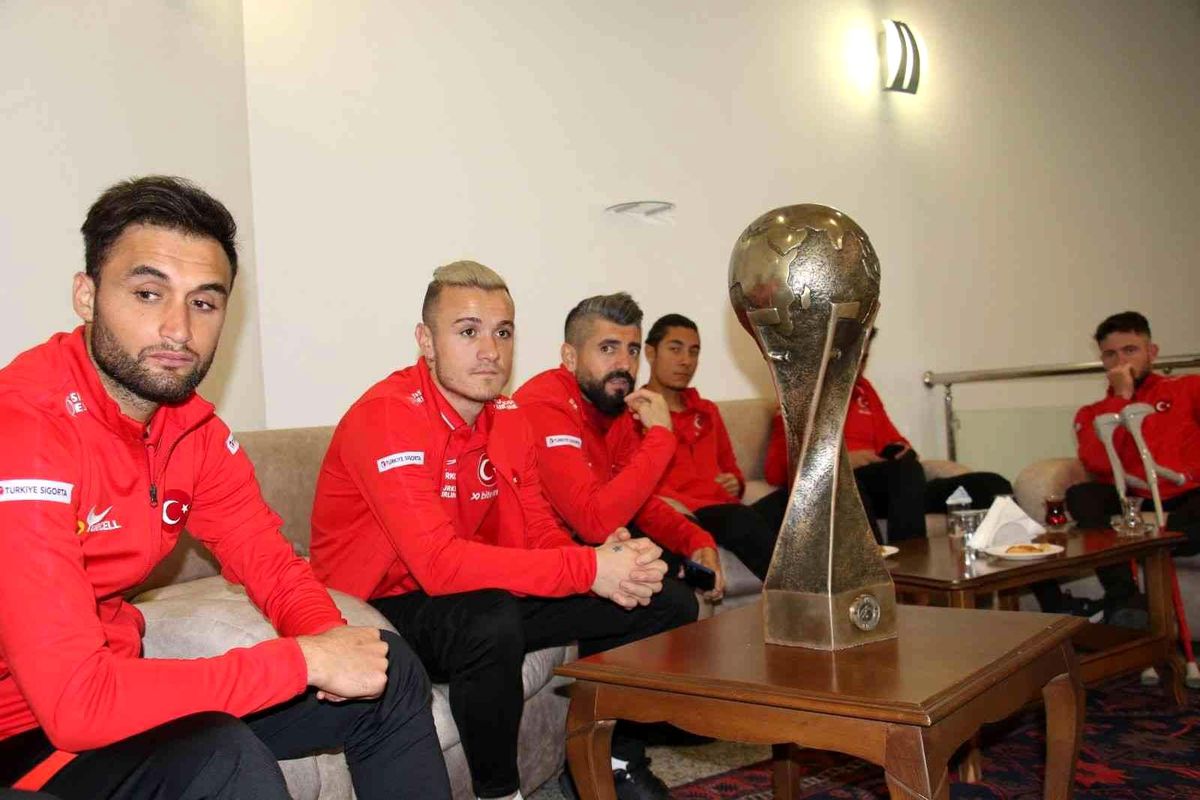 Dünya şampiyonu Ampute Futbol Milli Takımı, gazilere moral ziyaretinde bulundu