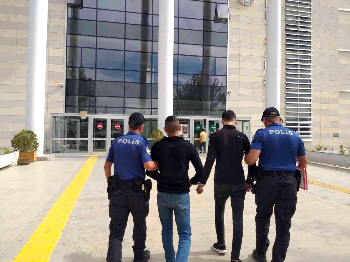 Elazığ haberleri! Elazığ\'da 38 adet suç kaydı bulunan 2 şüpheli yakalandı