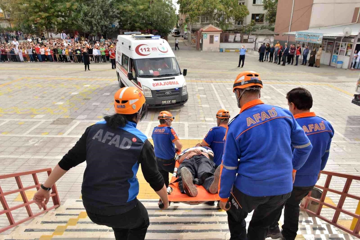 Elazığ haberi! Elazığ\'da yapılan deprem tatbikatı gerçeği aratmadı