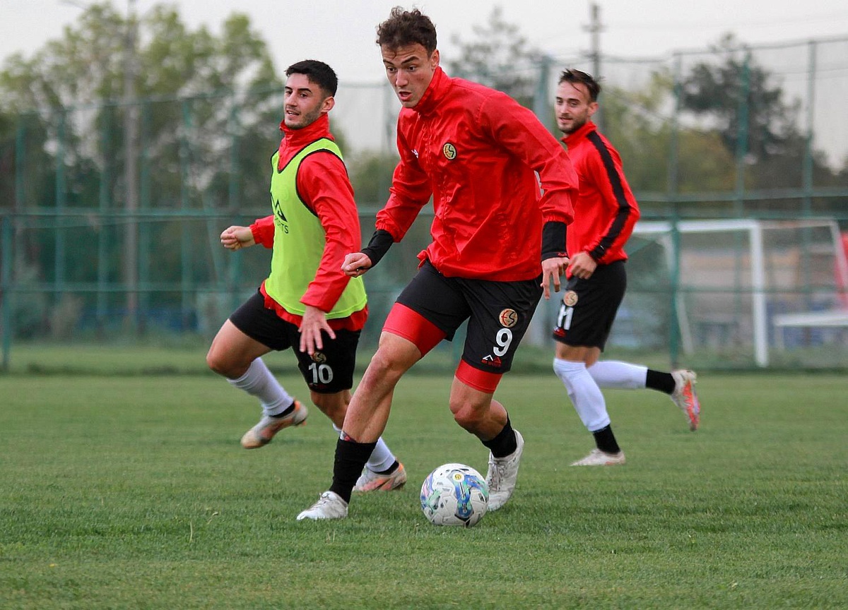 İzmir spor haberi... Eskişehirspor, Karşıyaka maçına hazırlanıyor