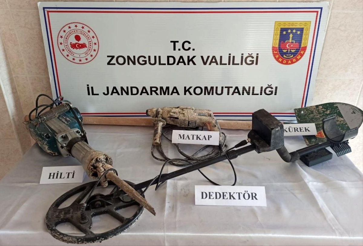 Evinin altına 3 metrelik kuyu açıp kaçak kazı yaptı