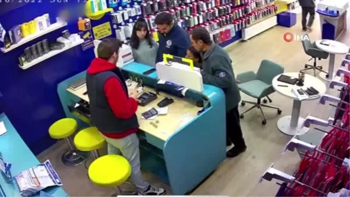 Fatura ödemeye geldiği dükkandan cep telefonunu böyle çaldı