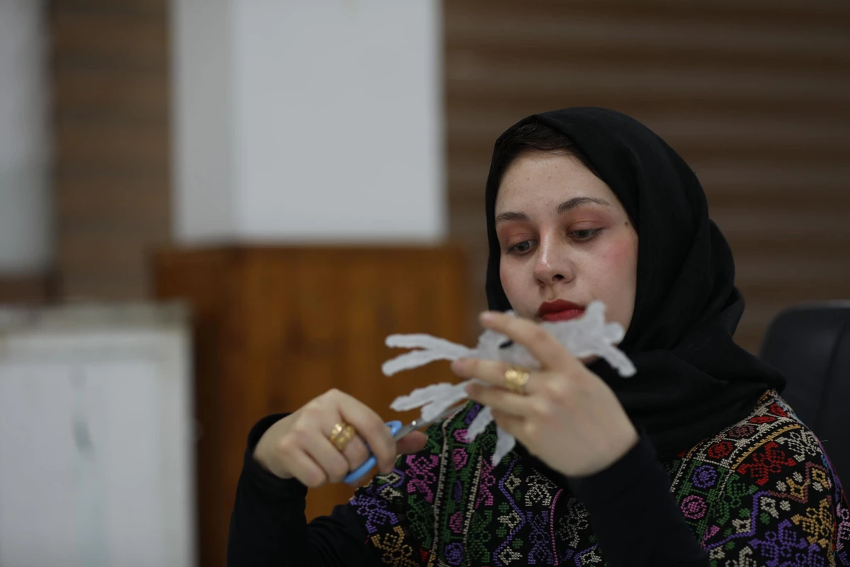 Filistinli genç hikaye kitaplarına kabartmalı resimler yaparak sanatını görme engelliler için kullanıyor