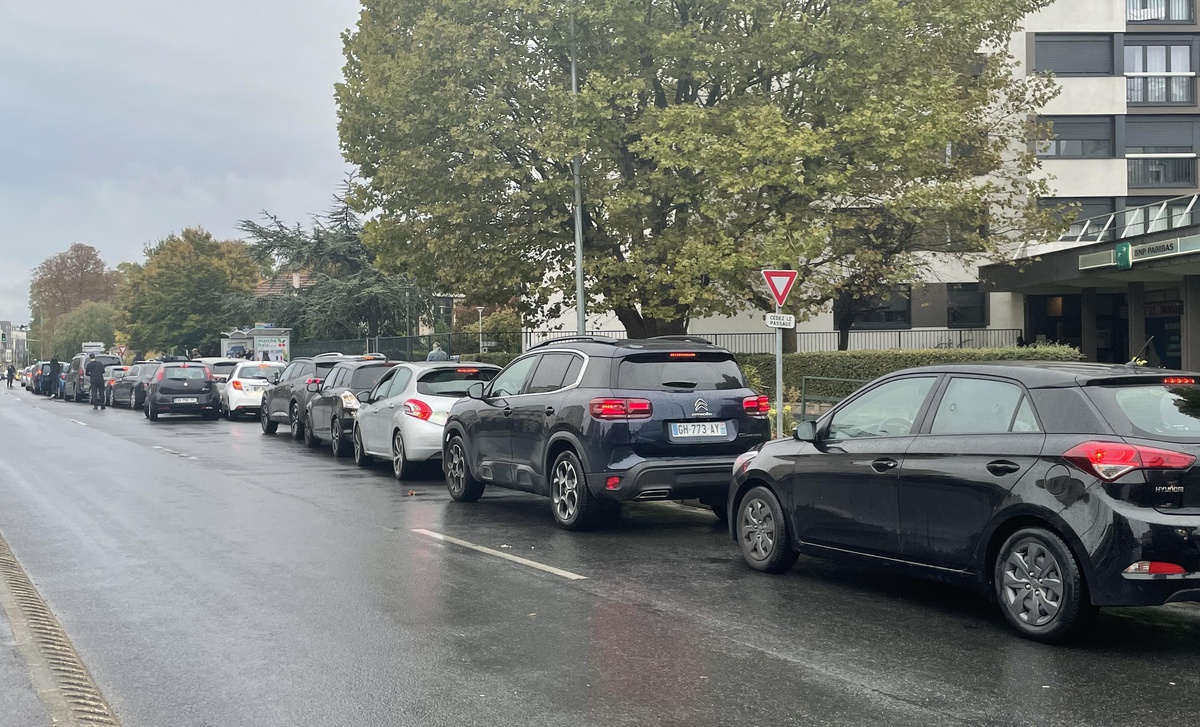 Fransa\'da benzin kuyrukları gündelik hayatın bir parçası halini aldı