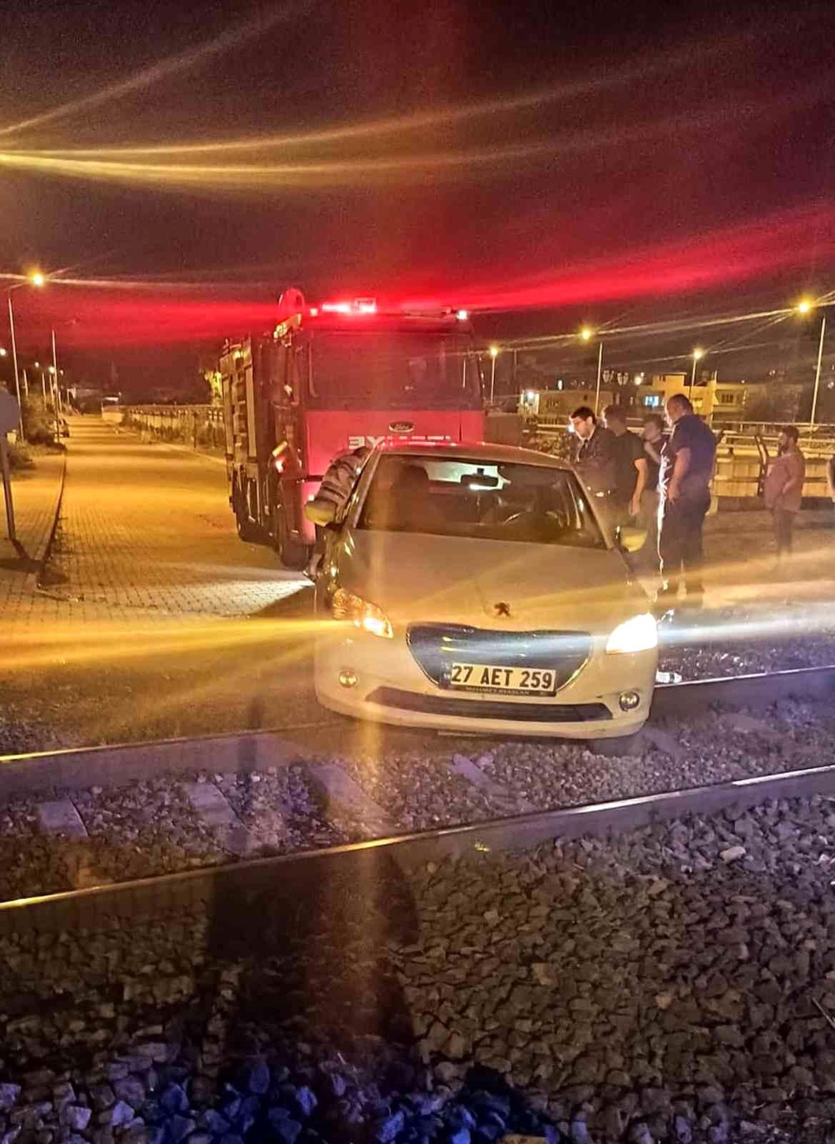 Hatay haberi | Hatay\'da otomobil tren raylarına takıldı