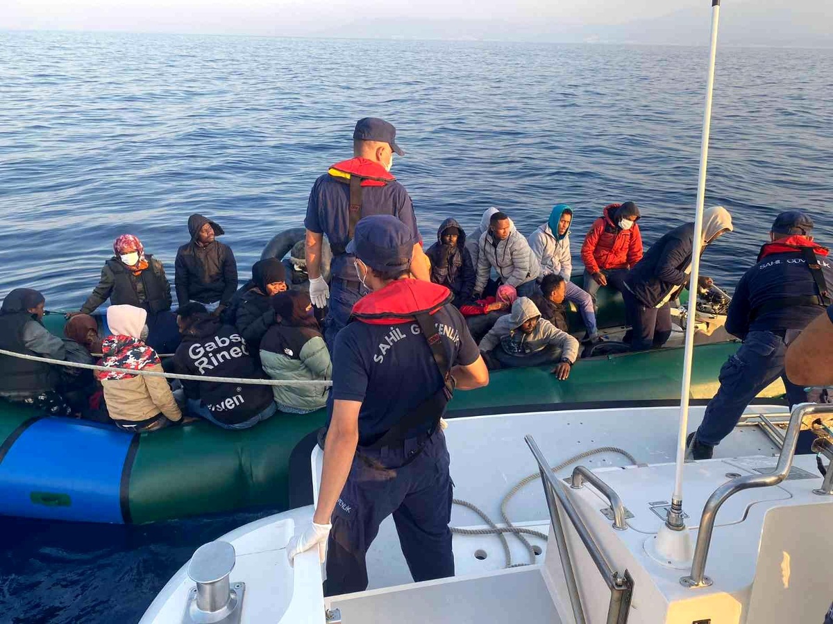 İzmir haber... İzmir\'de geri itilen 48 düzensiz göçmen kurtarıldı