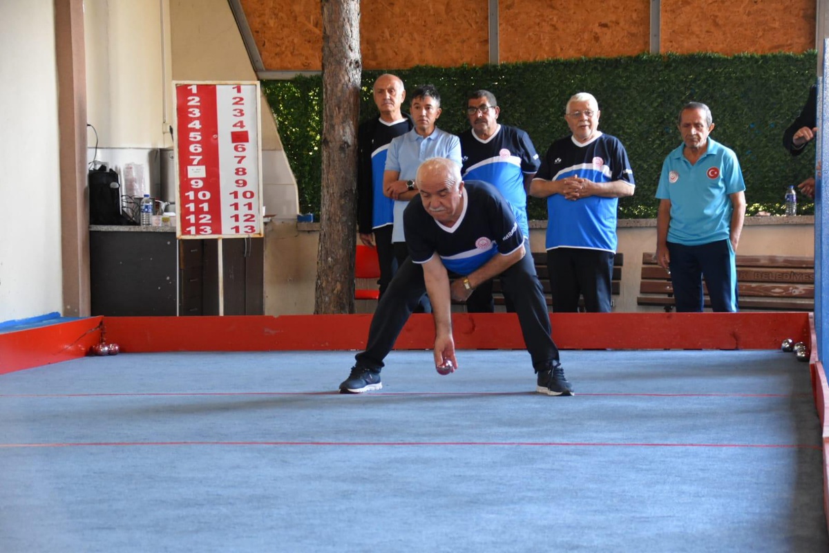 Karabük spor haberi... Karabük\'te huzurevi sakinleri bocce müsabakalarında karşı karşıya geldi